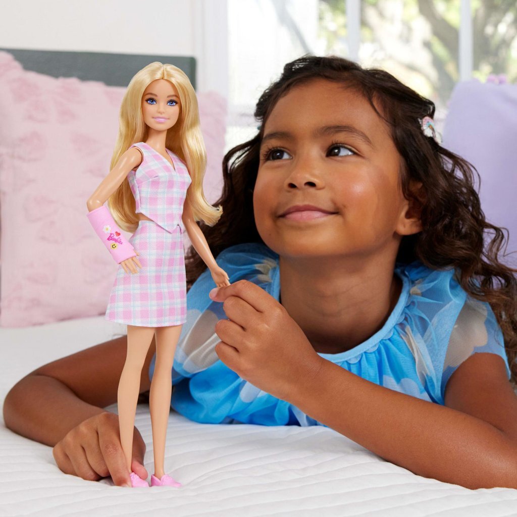 Barbie Fashionistas Pop Met Roze Gipsverband